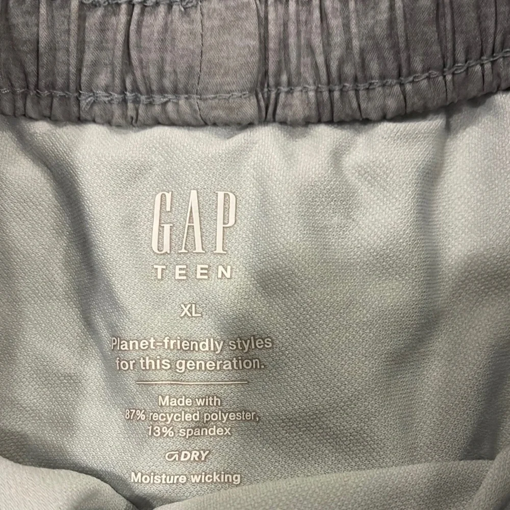 Gap Teen 2 pocket lined Gray Shorts (size XL) - Picture 3 of 4